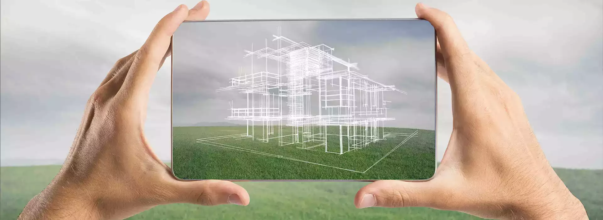 Imagen de manos sujetando un móvil con un boceto de un alzado de edificio en la pantalla